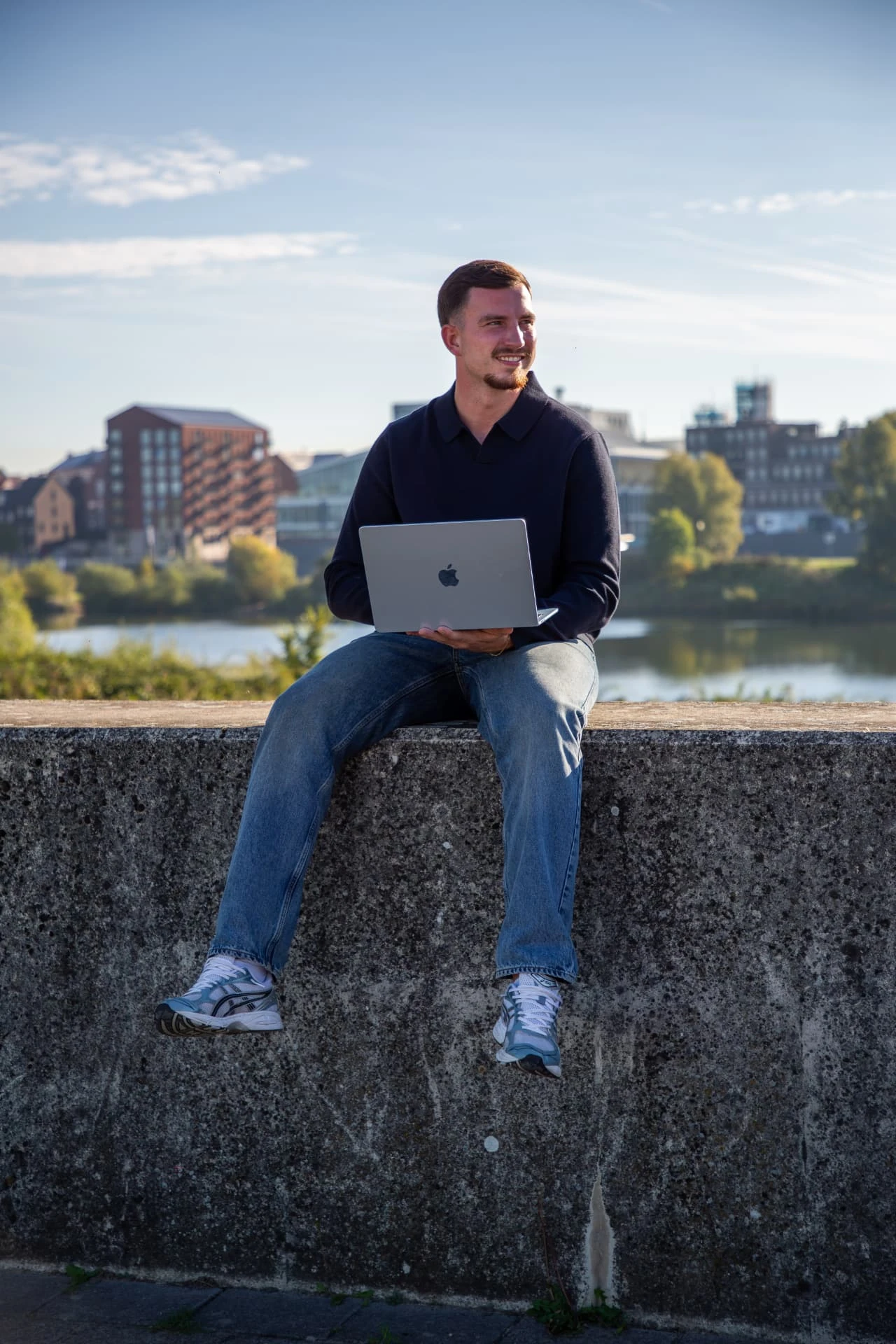 Gielke met laptop aan de Maas in Venlo