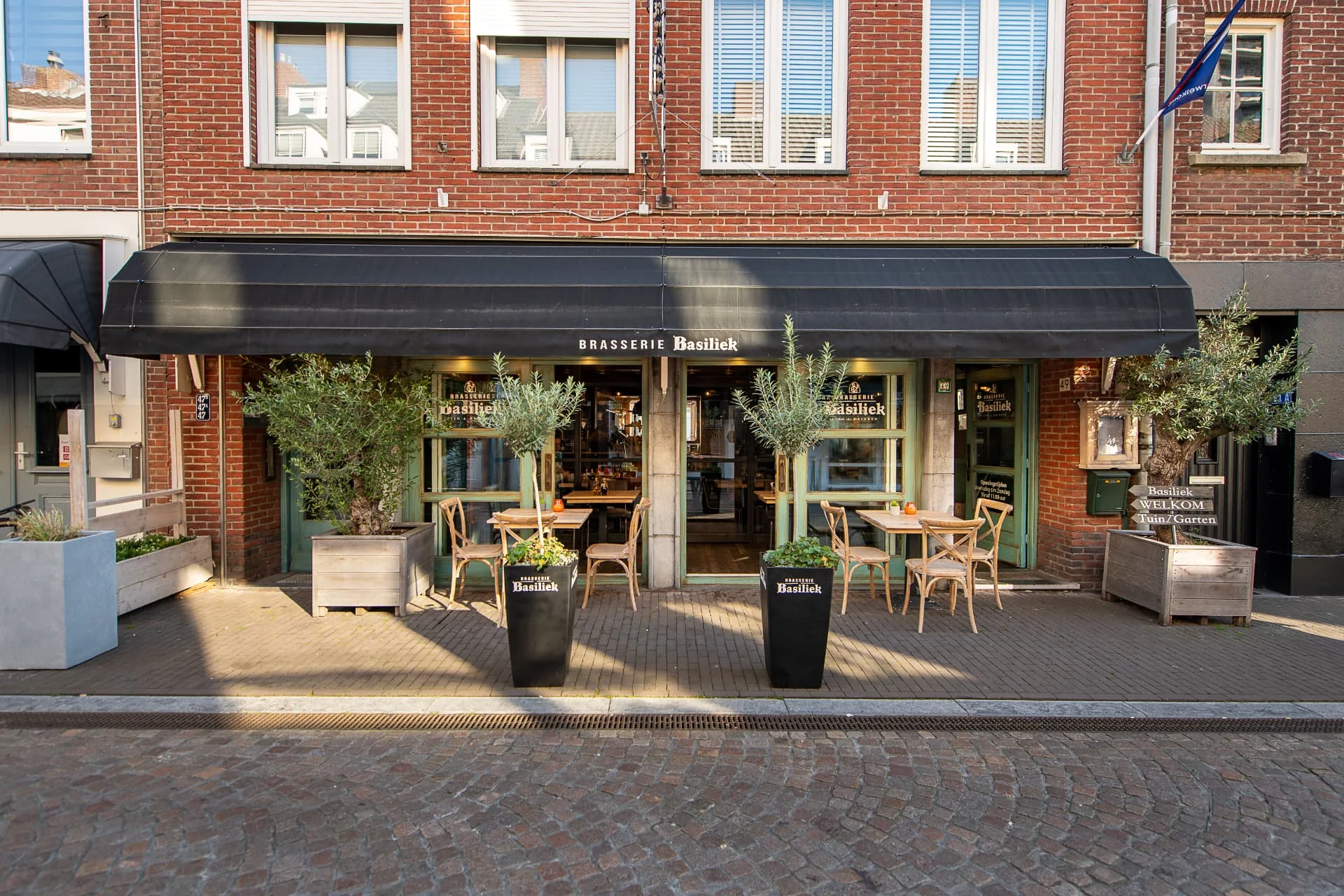 Gevel en terras van Brasserie Basiliek in Venlo