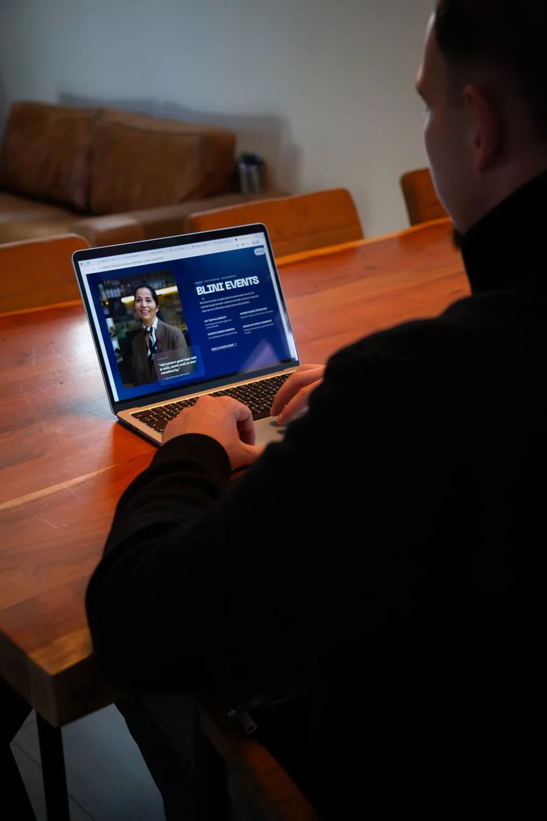 Gielke Huijs werkt op zijn laptop aan een website