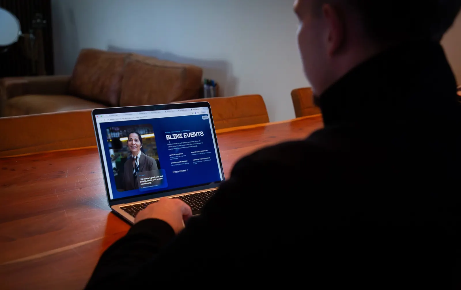 Gielke Huijs werkt aan een website op zijn laptop