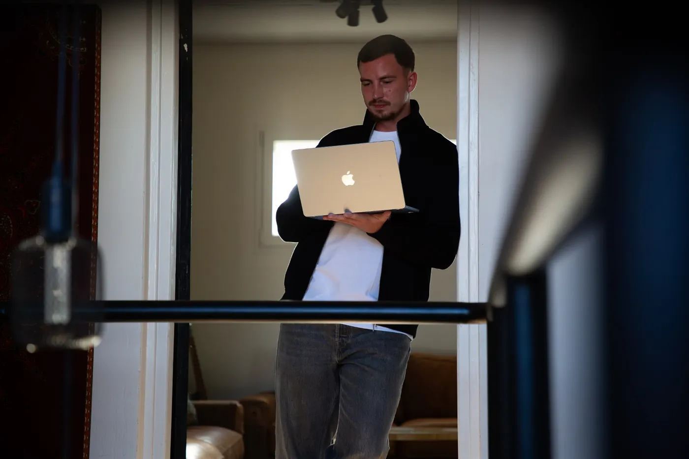 Gielke Huijs werkt met zijn laptop in het kantoor van Het Media Huijs