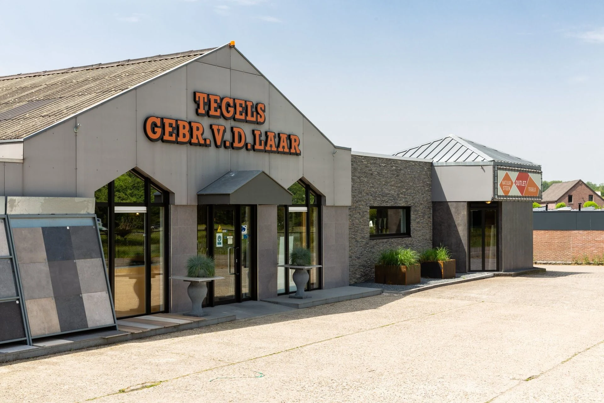 Bedrijfspand en showroom van Gebr. van de Laar